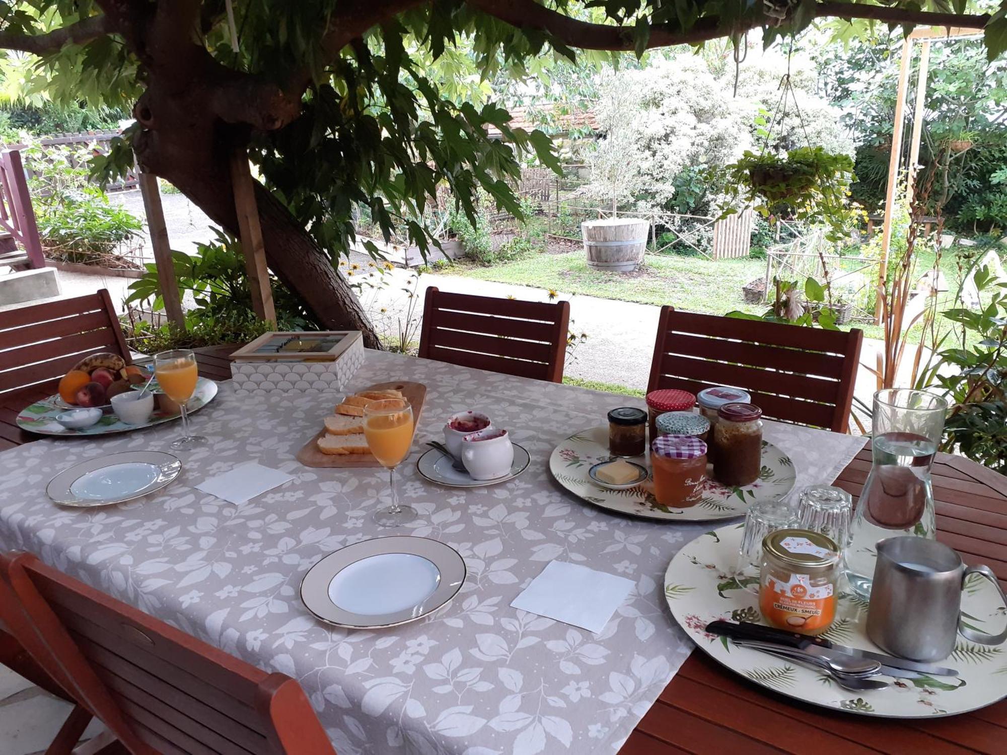 Au Bosquet, Chambre Et Salle De Bains Avec Petit Dejeuner A 600 M Du Centre Dans Un Cadre Calme Et Verdoyant 萨利-德贝阿恩 外观 照片