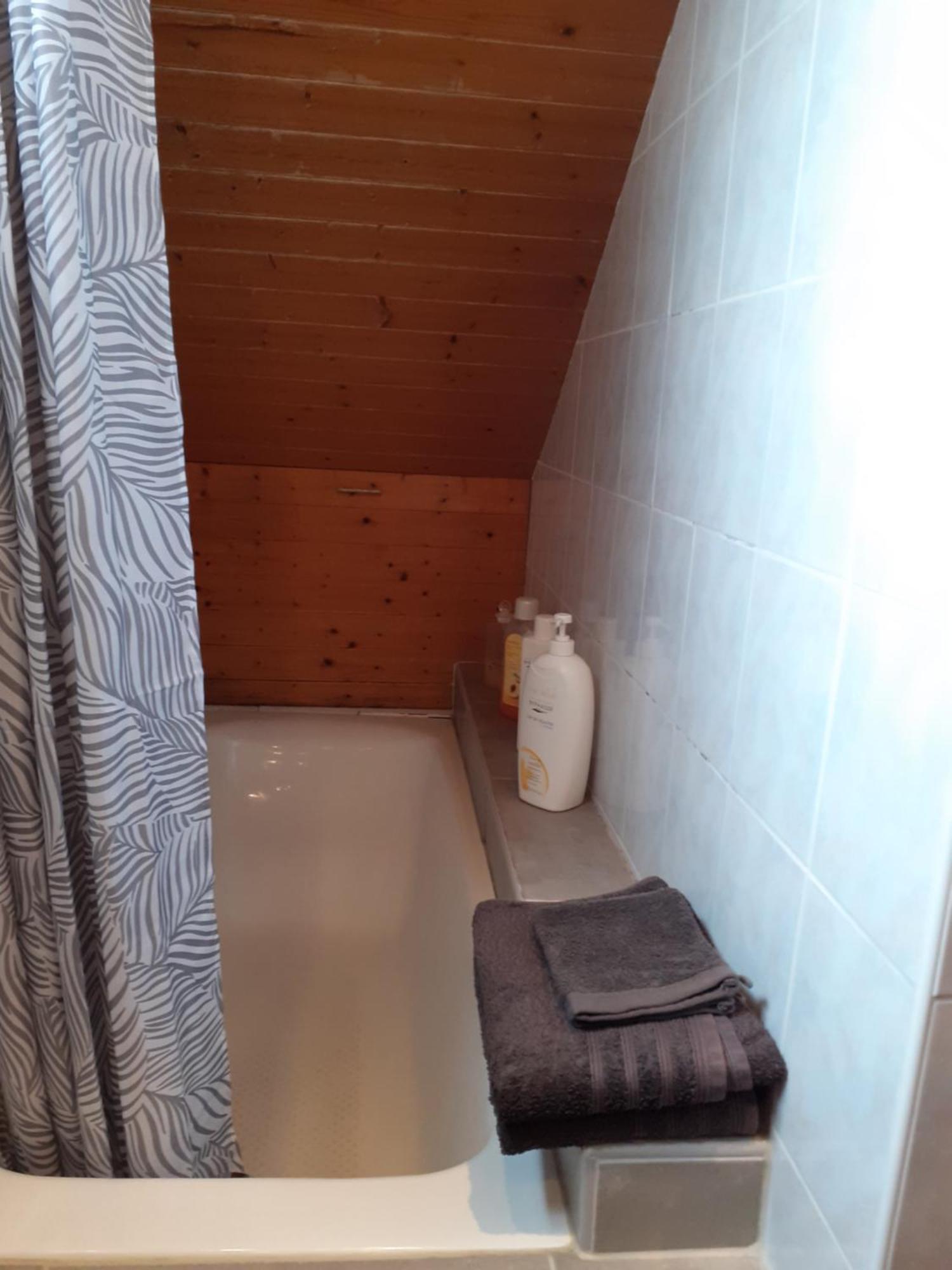 Au Bosquet, Chambre Et Salle De Bains Avec Petit Dejeuner A 600 M Du Centre Dans Un Cadre Calme Et Verdoyant 萨利-德贝阿恩 外观 照片