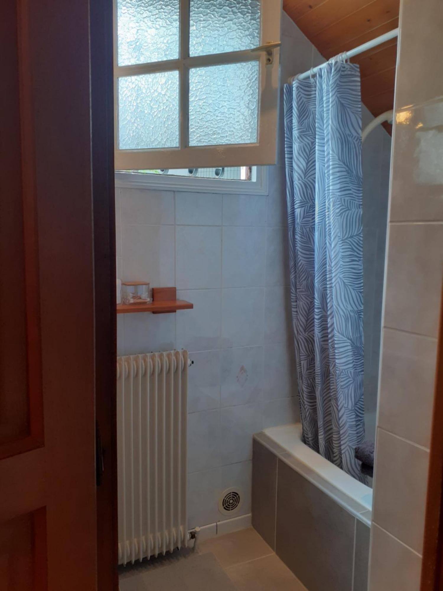 Au Bosquet, Chambre Et Salle De Bains Avec Petit Dejeuner A 600 M Du Centre Dans Un Cadre Calme Et Verdoyant 萨利-德贝阿恩 外观 照片